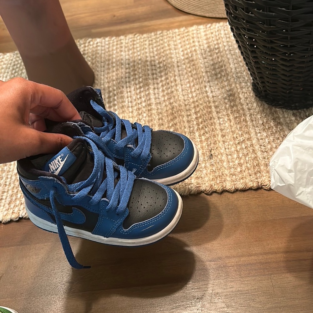 Jordan 1s size 7 in good condition